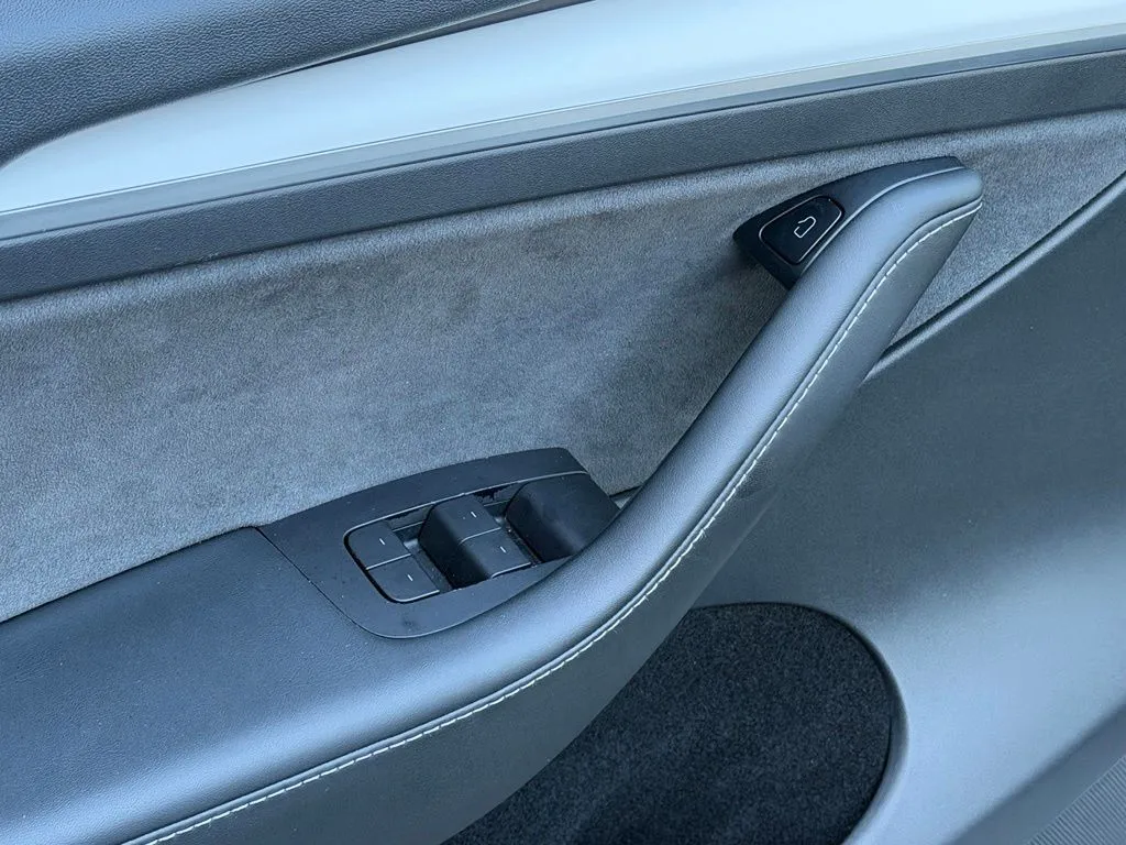 Tesla Model Y photo 30