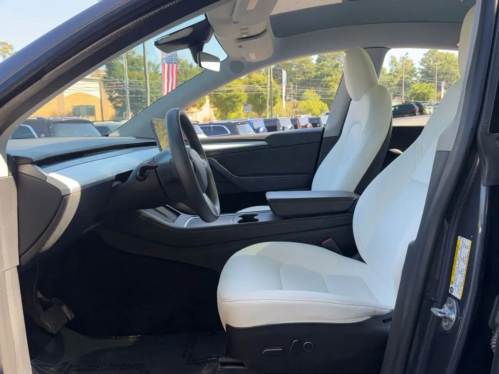 Tesla Model Y photo 28