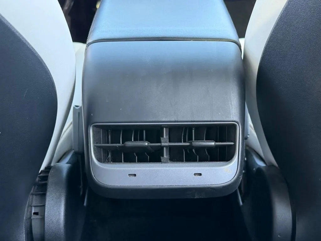 Tesla Model Y photo 52