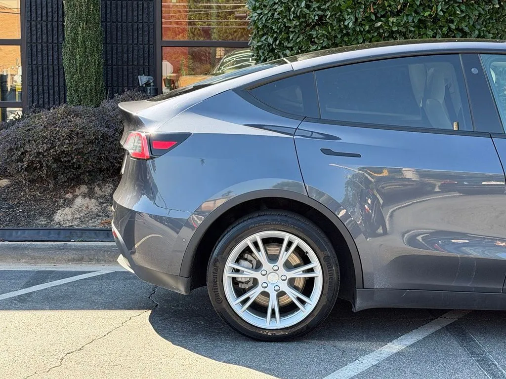 Tesla Model Y photo 25