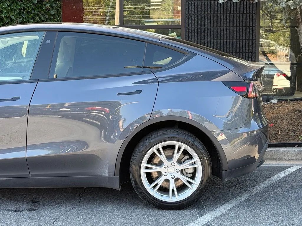Tesla Model Y photo 14