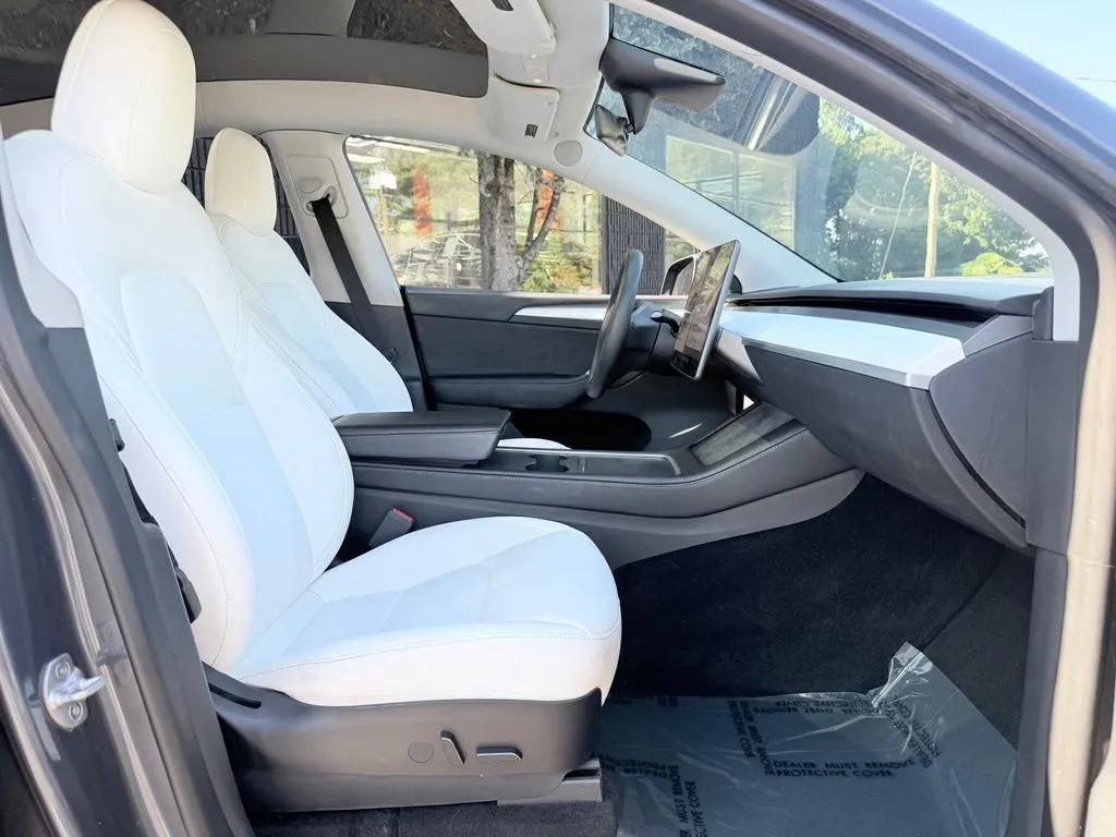 Tesla Model Y photo 36