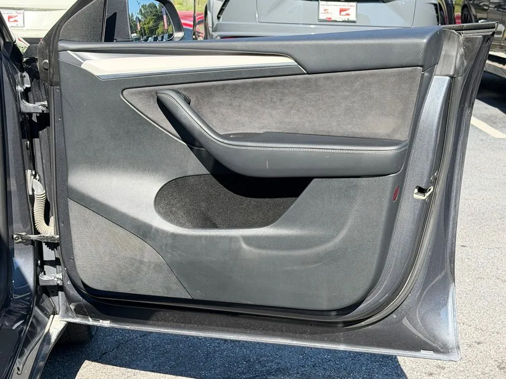 Tesla Model Y photo 39