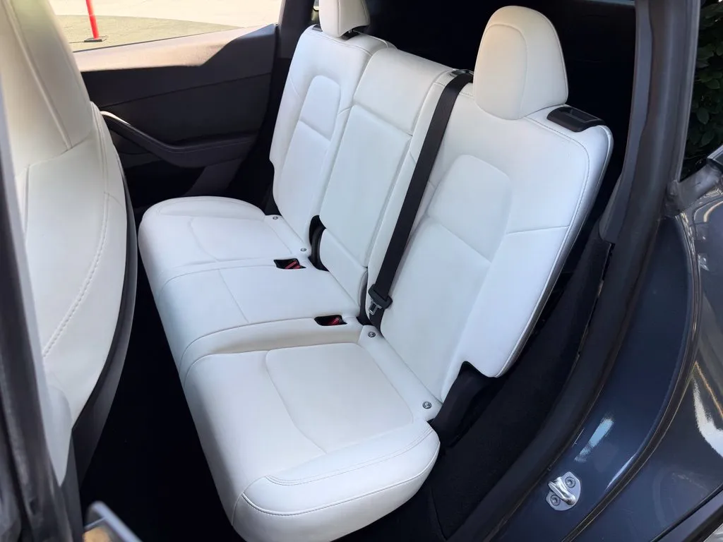 Tesla Model Y photo 34