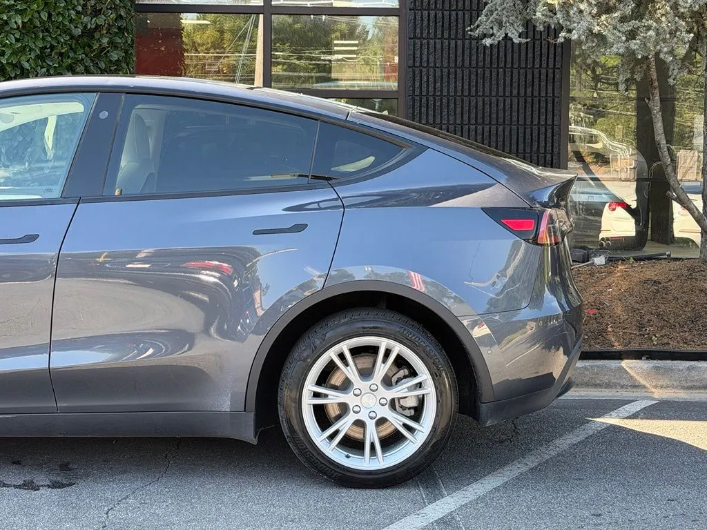 Tesla Model Y photo 11