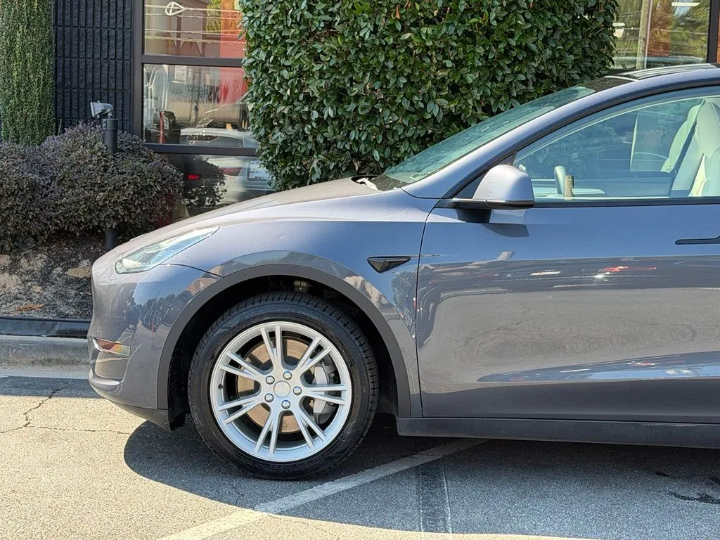 Tesla Model Y photo 10