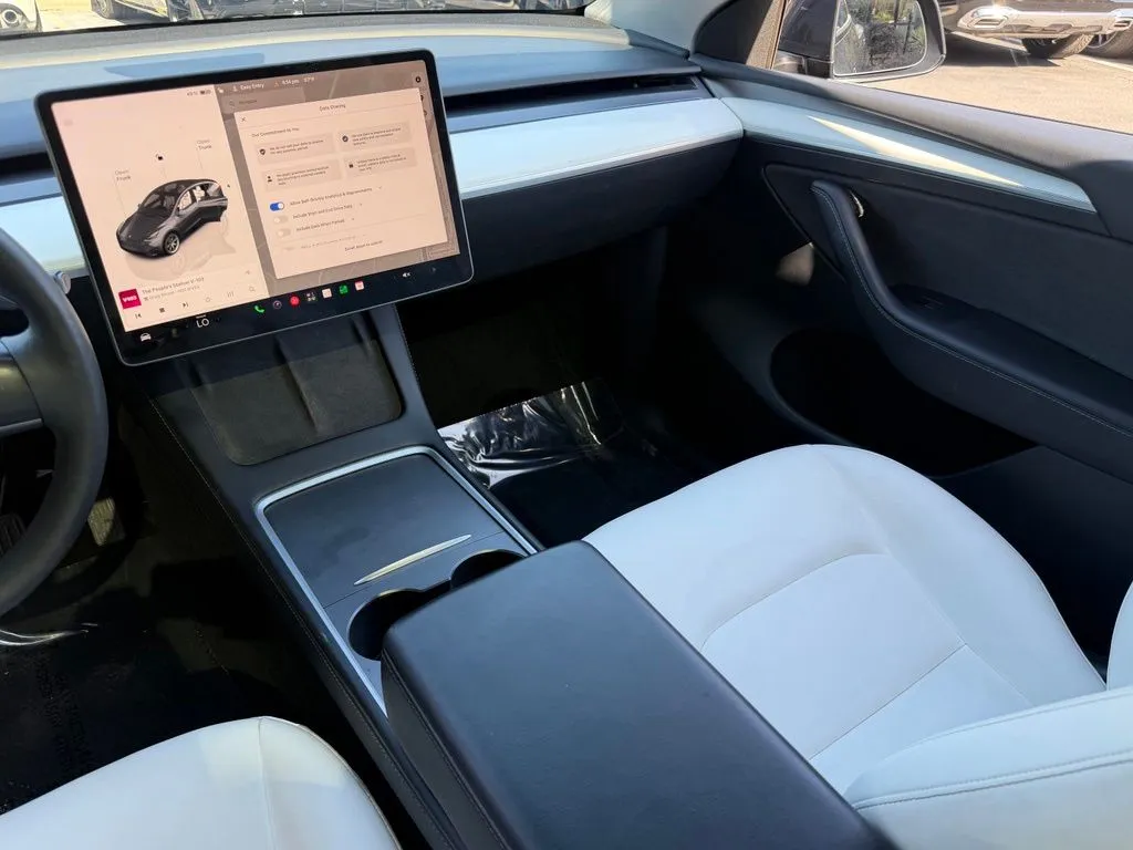 Tesla Model Y photo 45