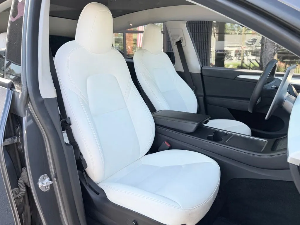 Tesla Model Y photo 37