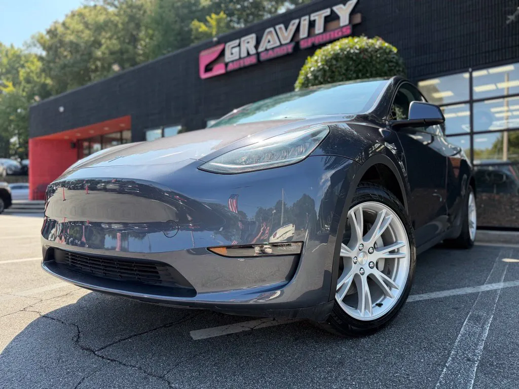 Tesla Model Y photo 2