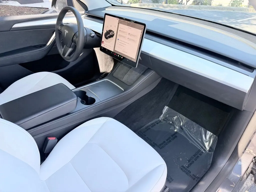 Tesla Model Y photo 35