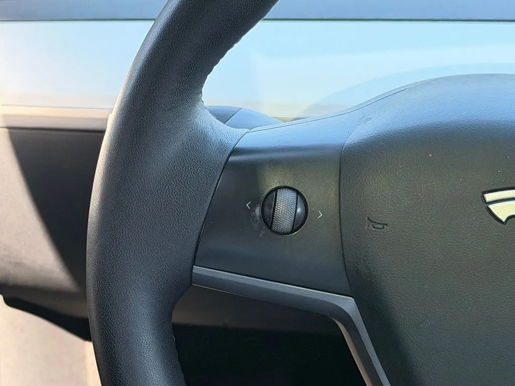 Tesla Model Y photo 47