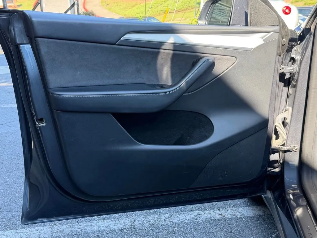 Tesla Model Y photo 31