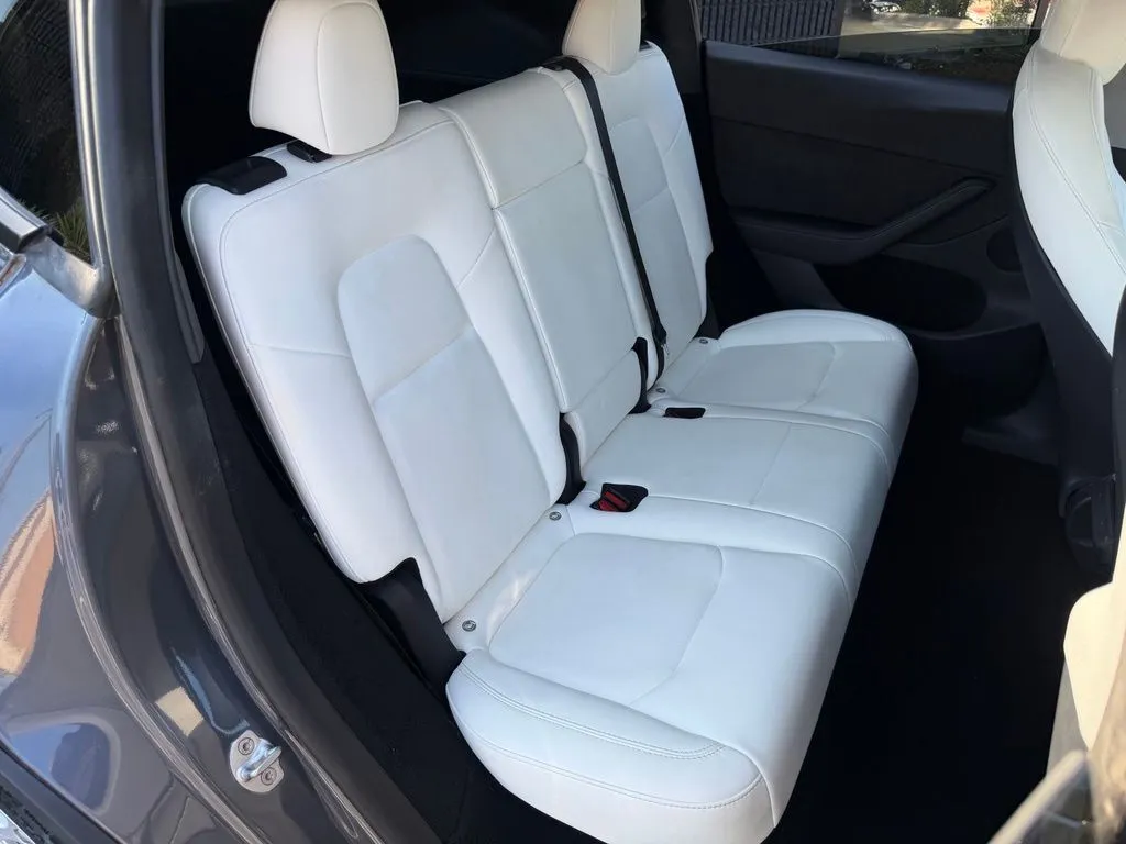Tesla Model Y photo 42