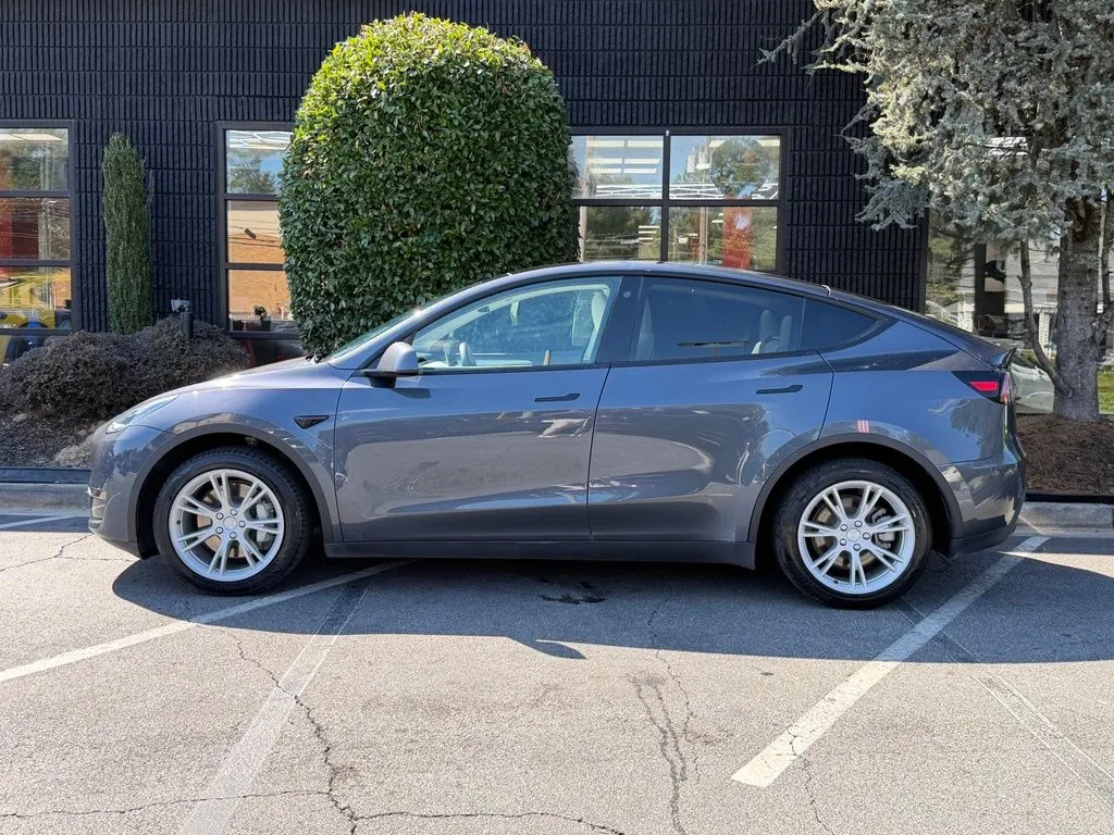Tesla Model Y photo 9