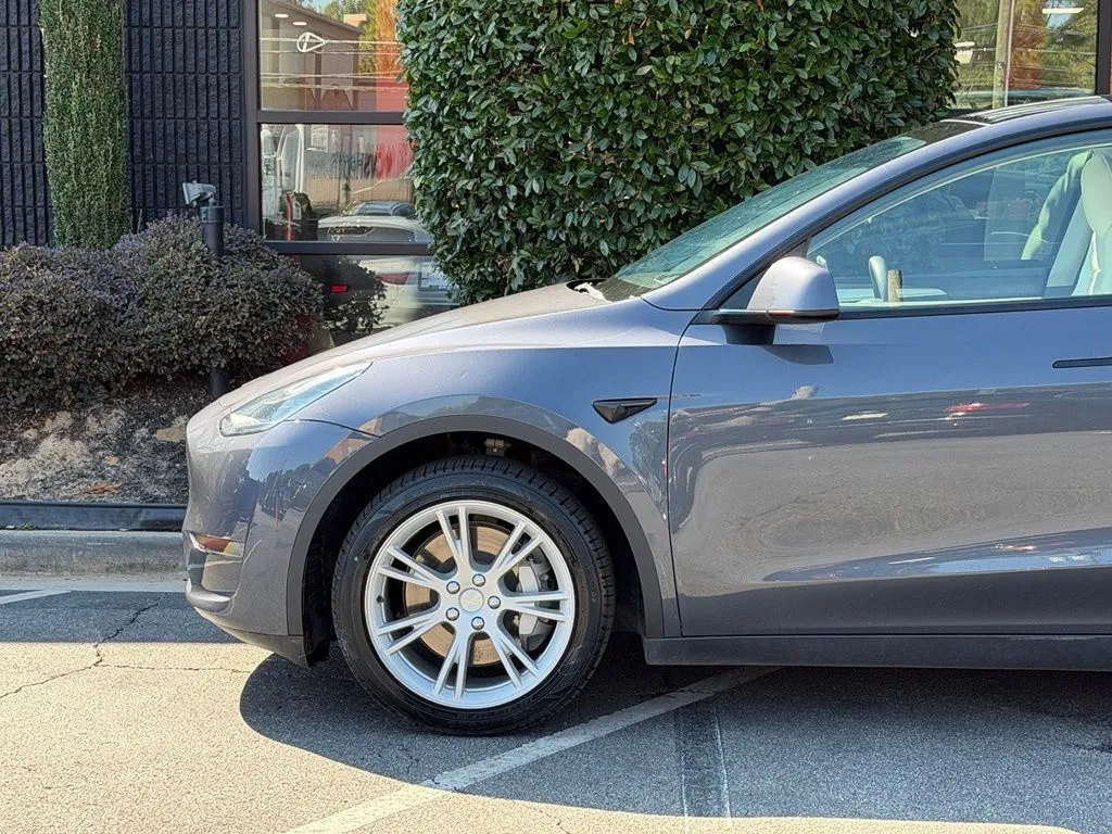 Tesla Model Y photo 13