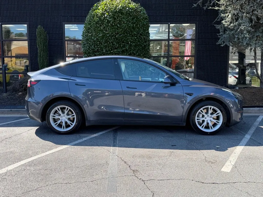 Tesla Model Y photo 24