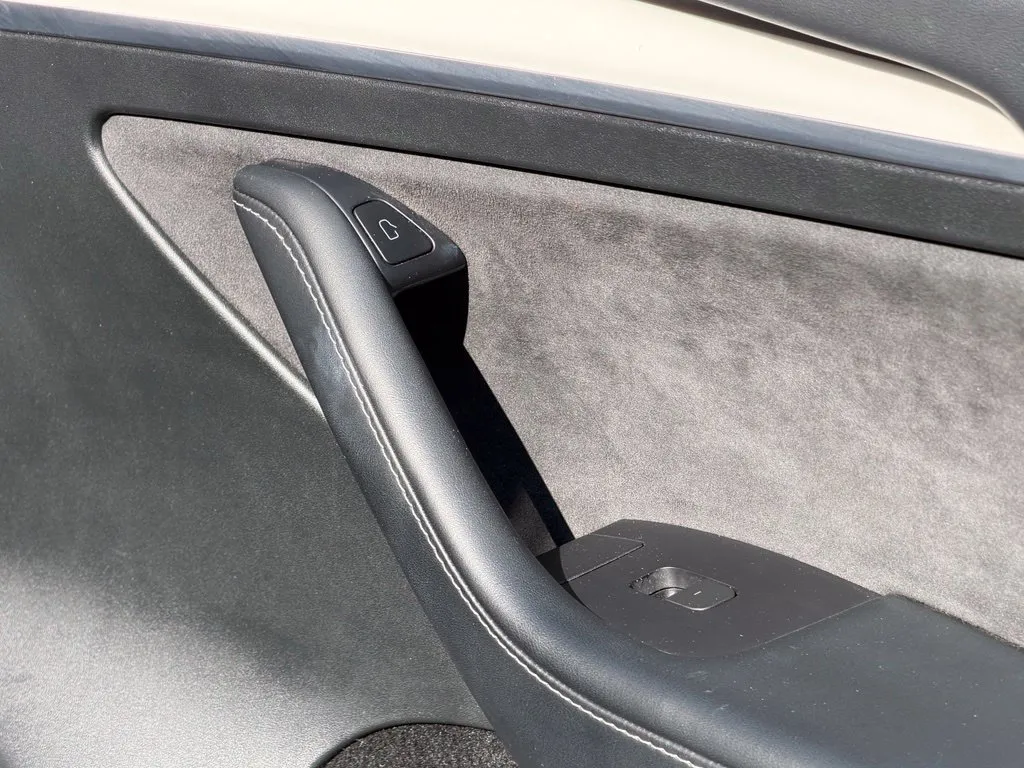 Tesla Model Y photo 40
