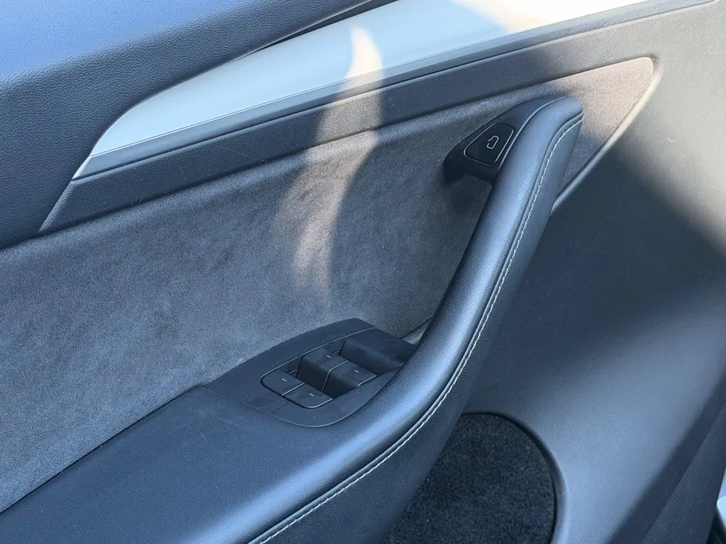 Tesla Model Y photo 32