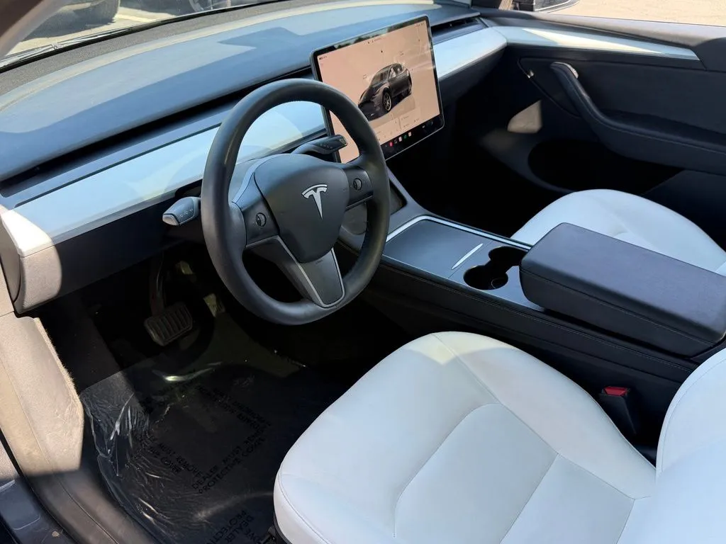 Tesla Model Y photo 27