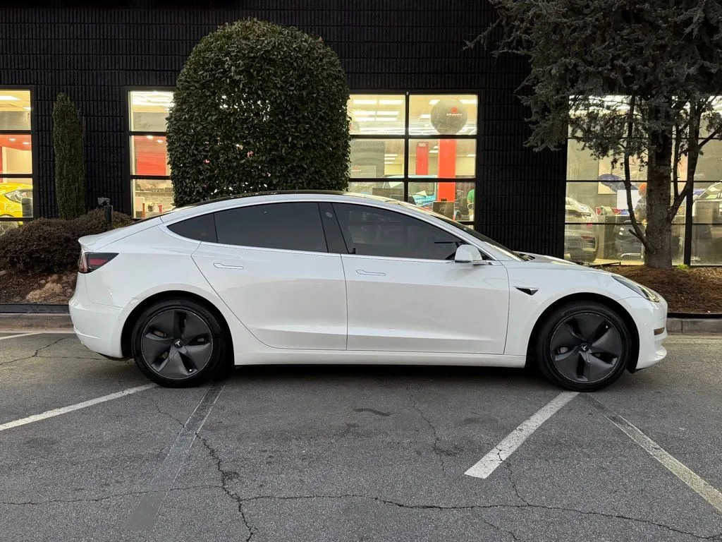 Tesla Model 3 photo 37