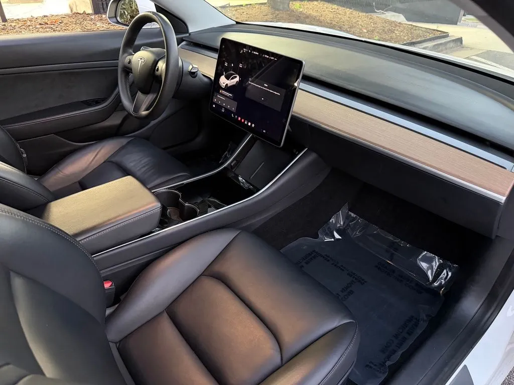 Tesla Model 3 photo 48