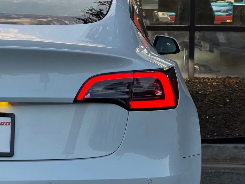 Tesla Model 3 photo 16