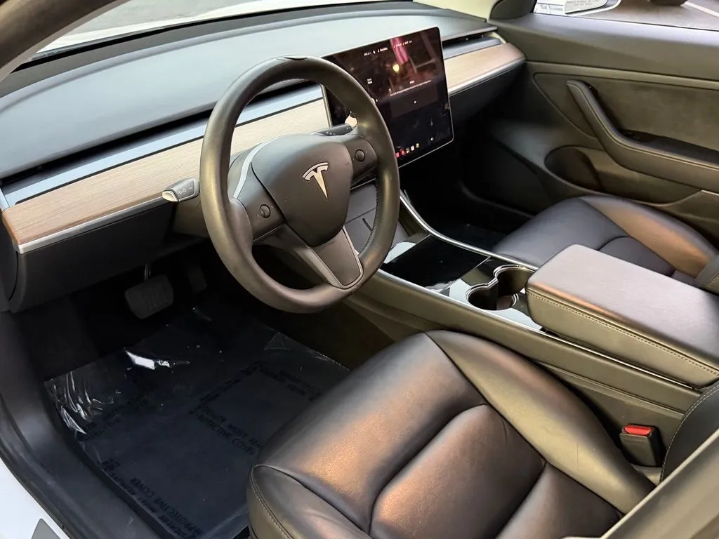 Tesla Model 3 photo 40