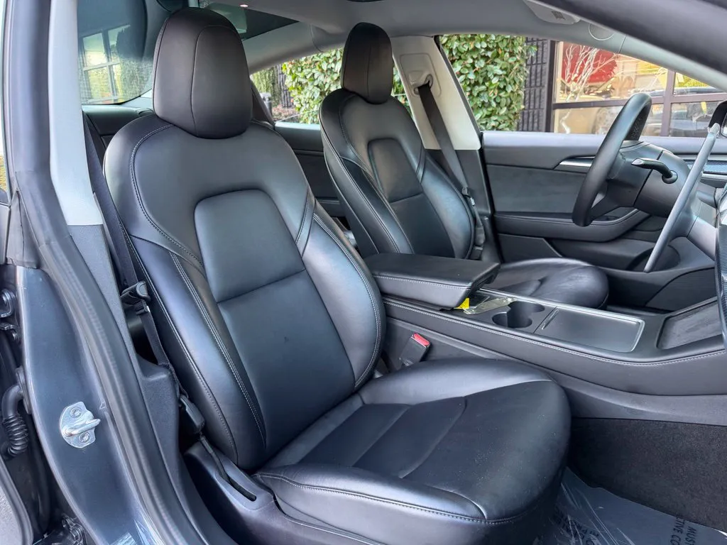 Tesla Model 3 photo 31