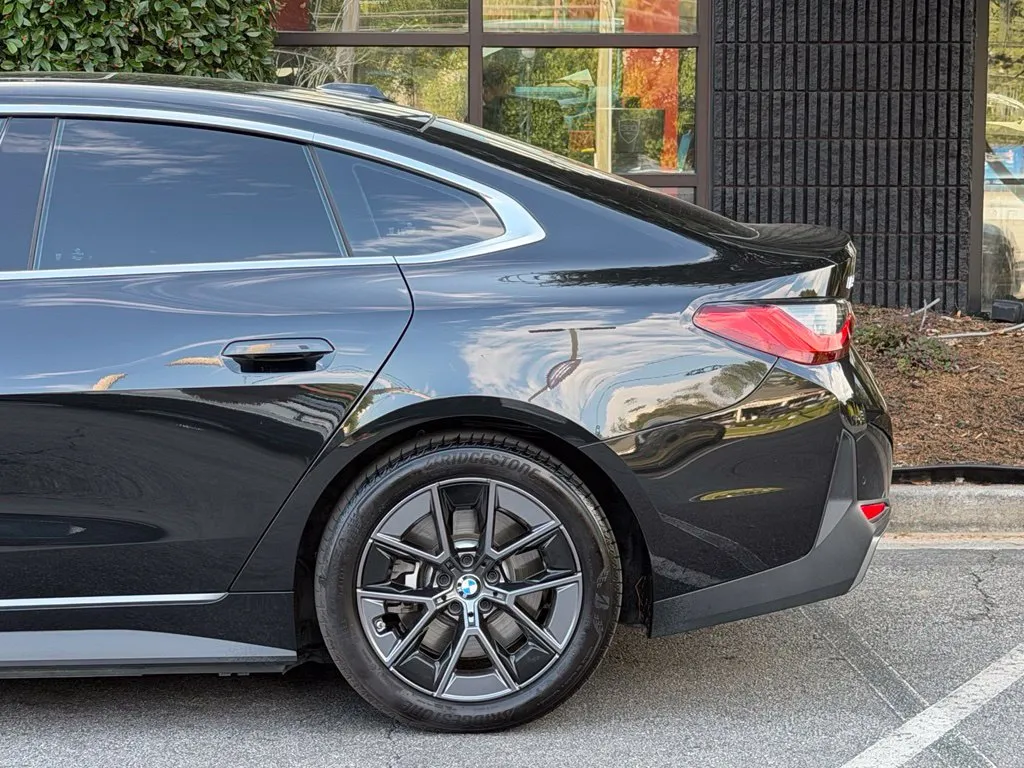 BMW i4 photo 11