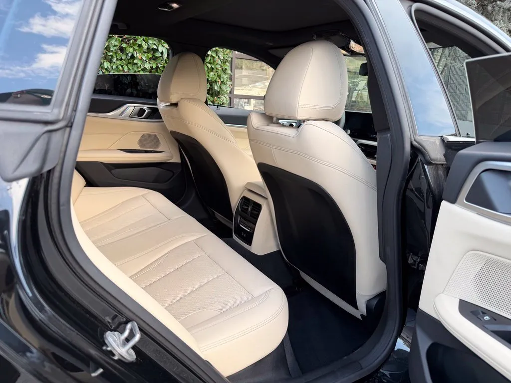 BMW i4 photo 38