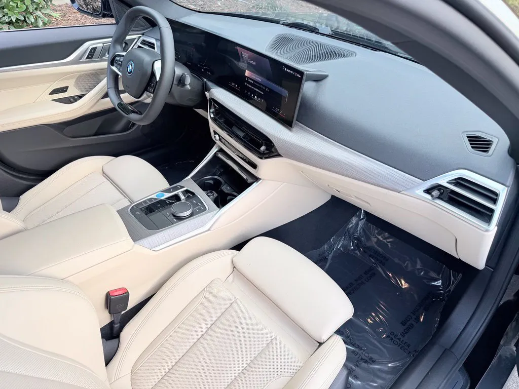 BMW i4 photo 32