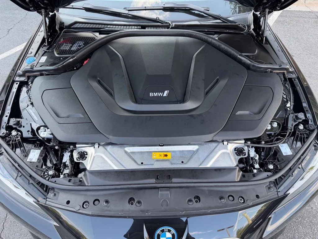 BMW i4 photo 6