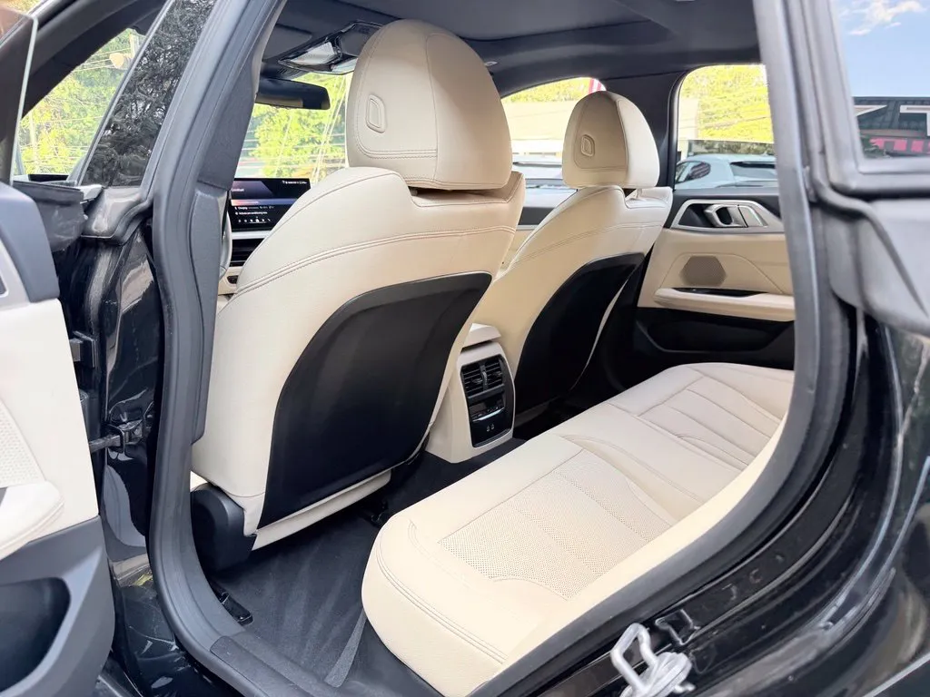 BMW i4 photo 30