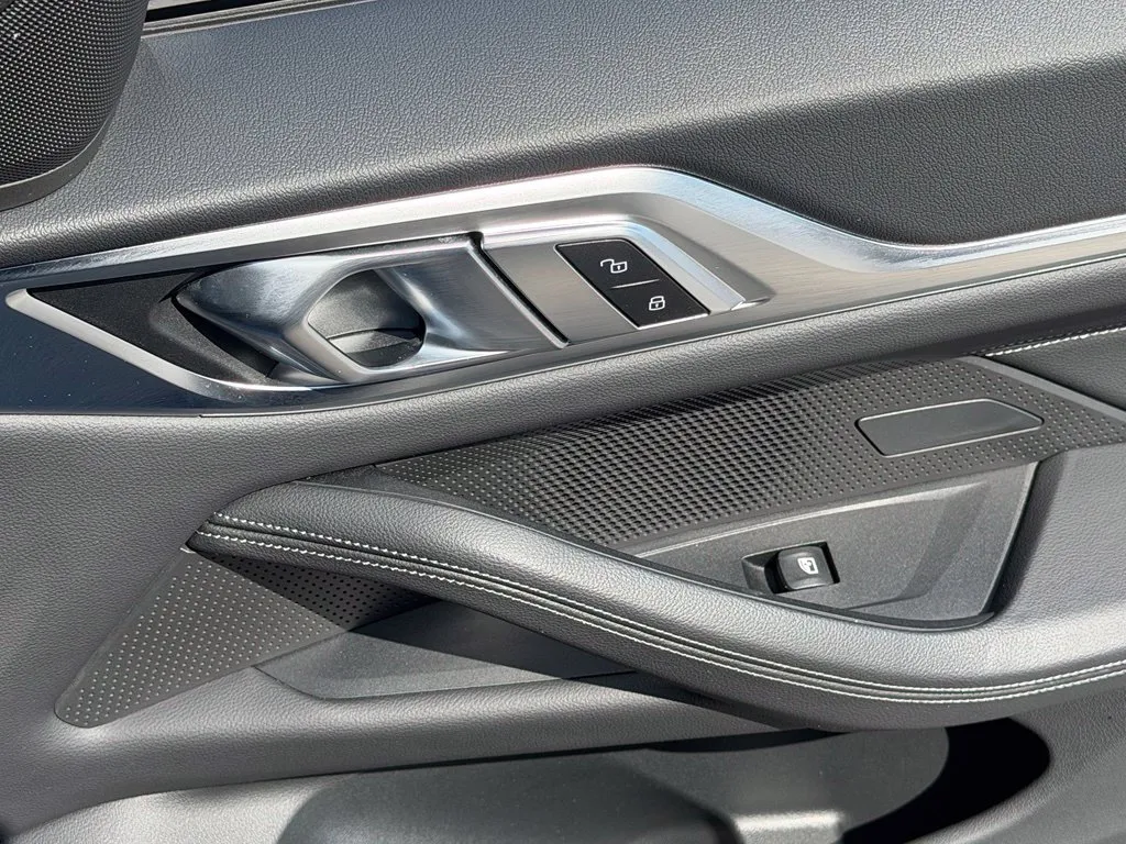 BMW i4 photo 40