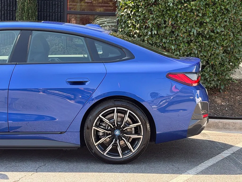 BMW i4 photo 11
