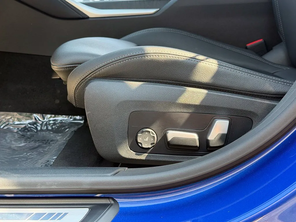 BMW i4 photo 30