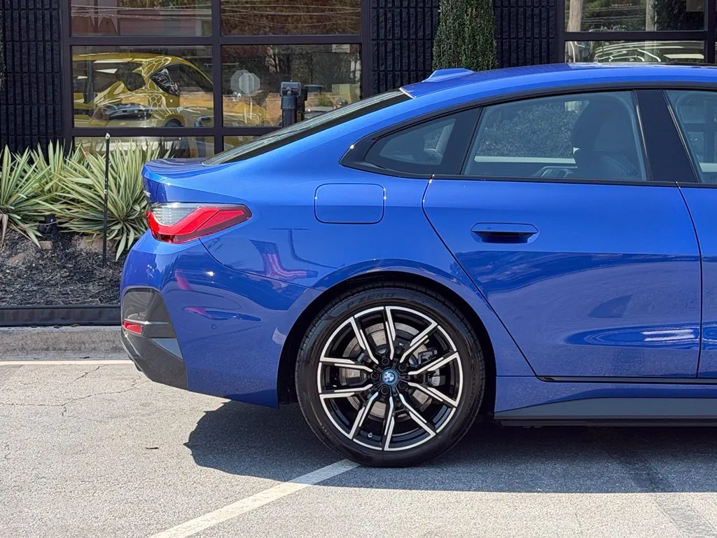 BMW i4 photo 25