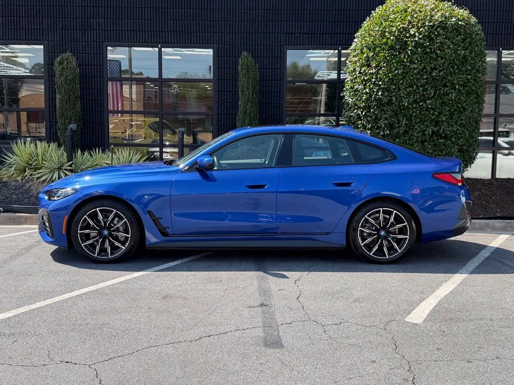 BMW i4 photo 9