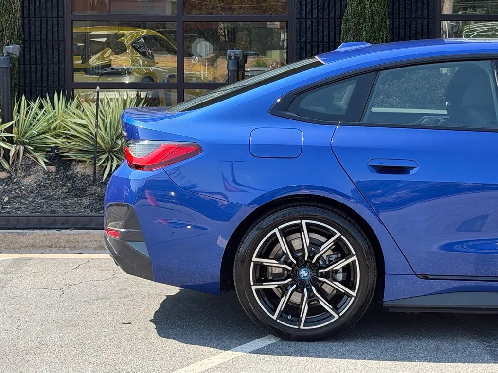 BMW i4 photo 22