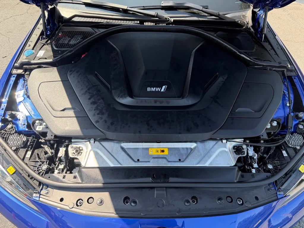 BMW i4 photo 8