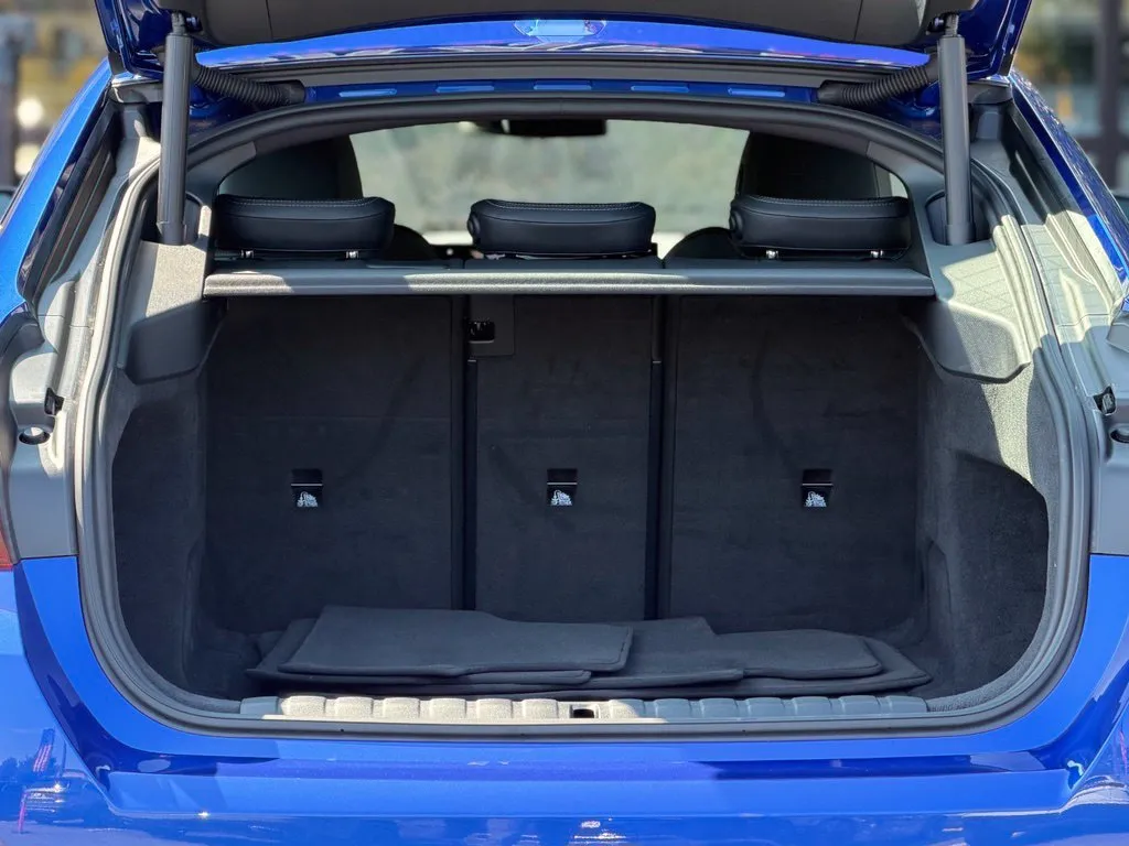 BMW i4 photo 18