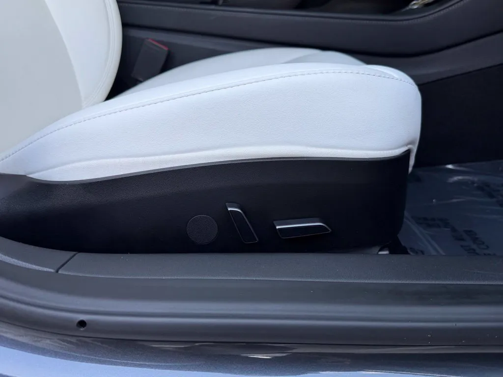 Tesla Model 3 photo 32