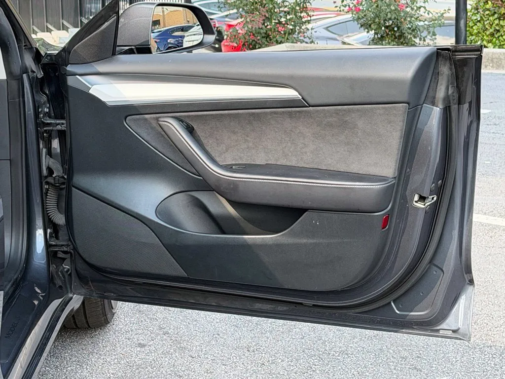 Tesla Model 3 photo 33