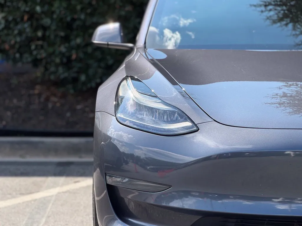 Tesla Model 3 photo 4