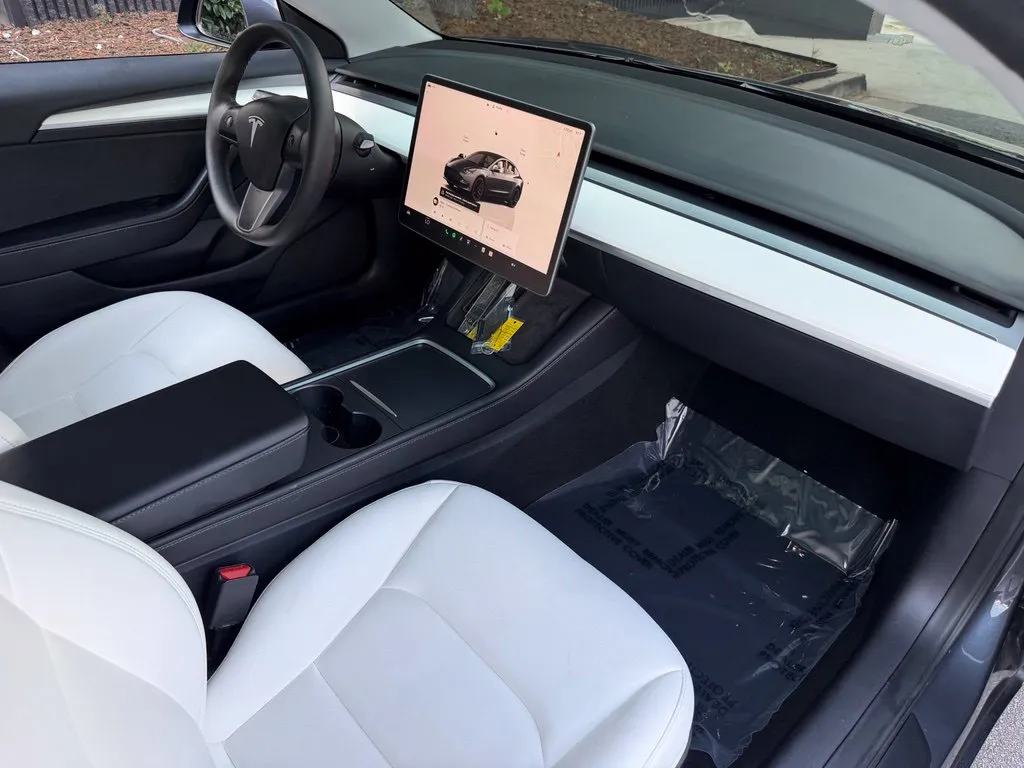 Tesla Model 3 photo 29