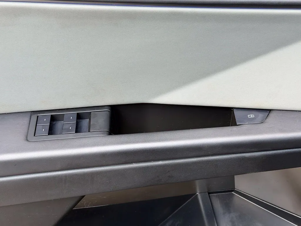 Tesla Cybertruck photo 28