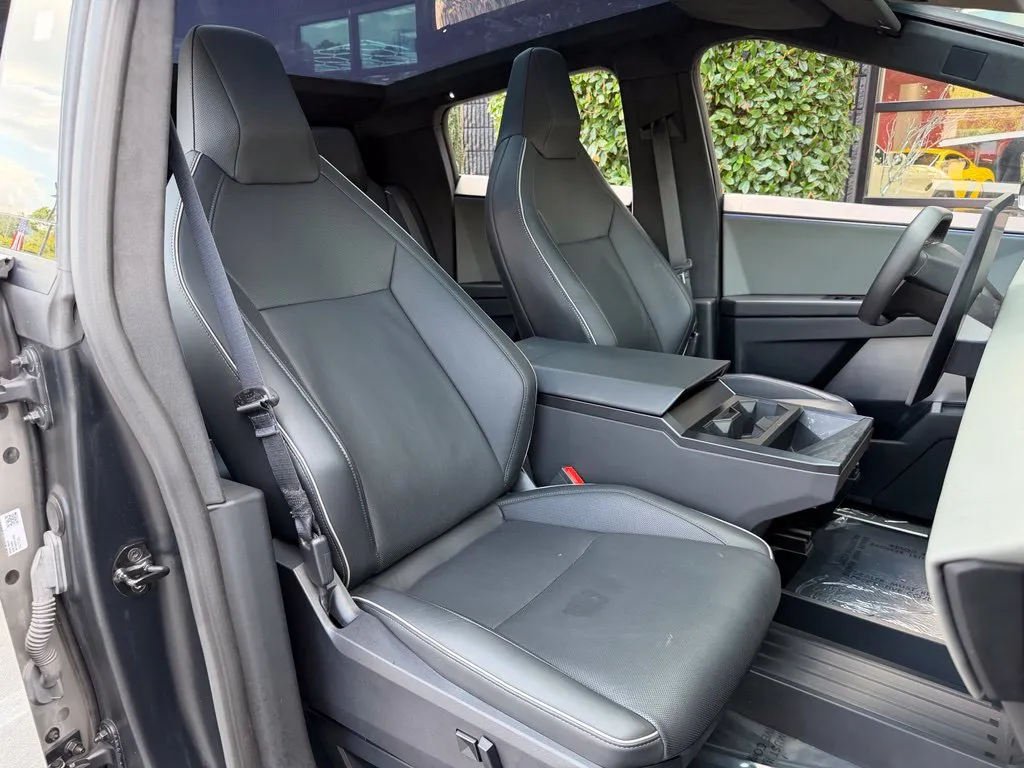 Tesla Cybertruck photo 33