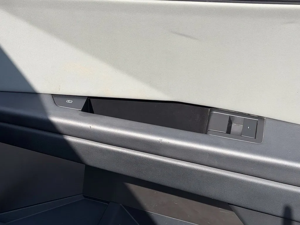 Tesla Cybertruck photo 36