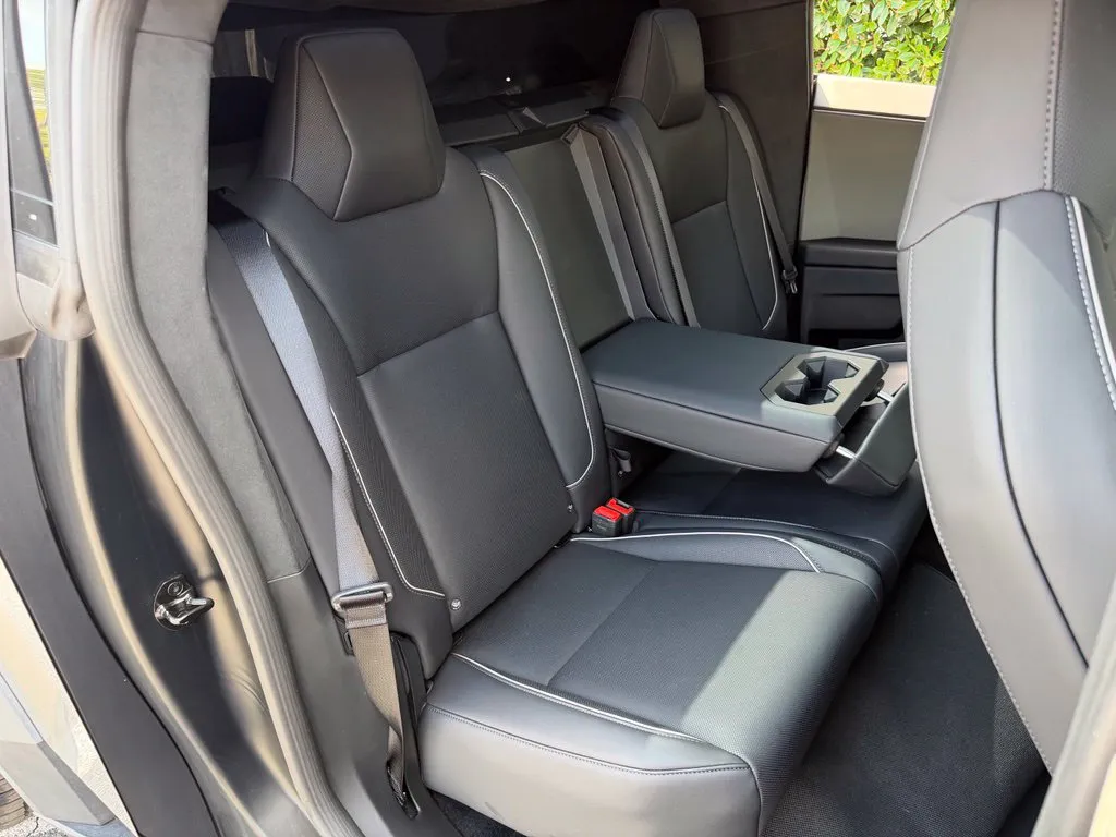 Tesla Cybertruck photo 38