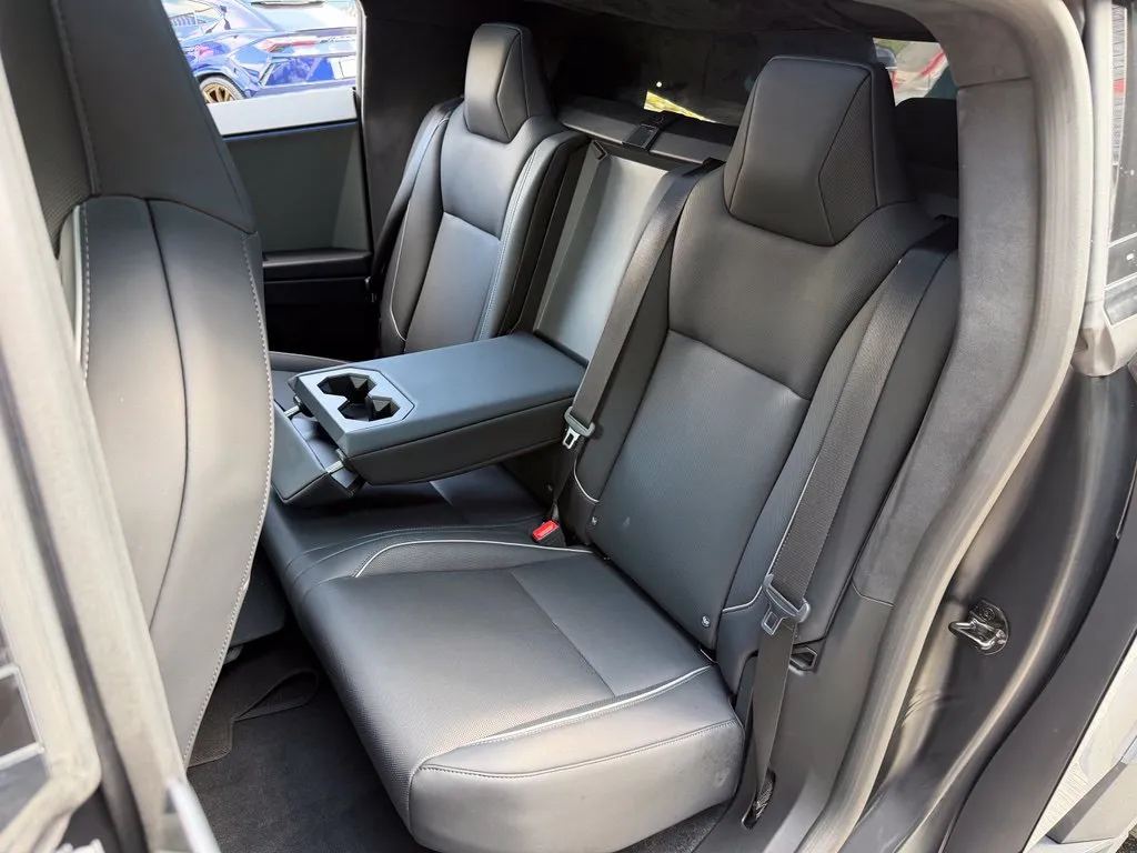 Tesla Cybertruck photo 30